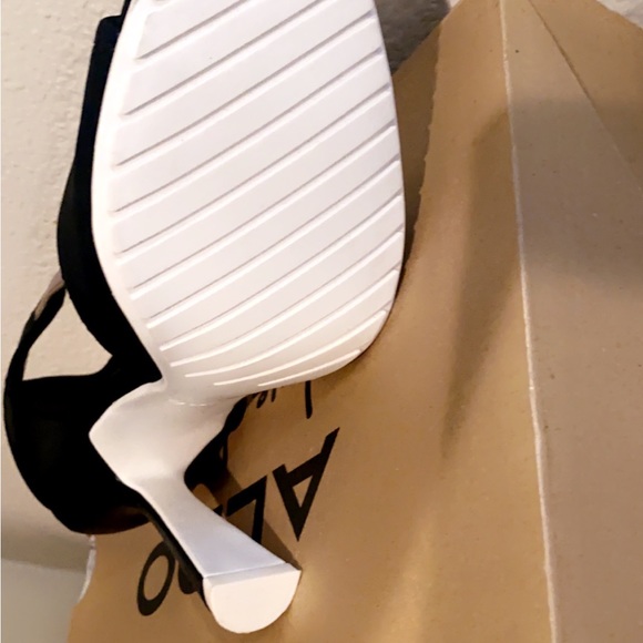 Black heel with white bottom - Picture 3 of 3